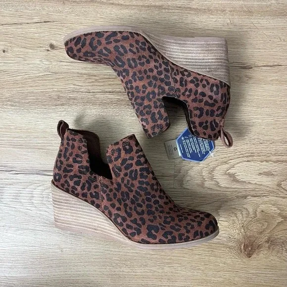 NWT TOMS Dark Ember Leopard Print OrthoLite Wedge Cutout Ankle Boots Size 8 - Picture 2 of 6